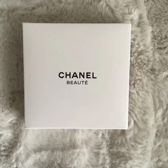 Chanel Silver Metal CC Logo Rhinestone VIP Beauty Gift Hair Clips 2-Piece Set - Picture 6 of 7